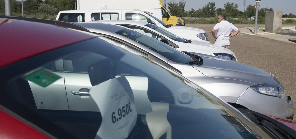 Vehículos usados de ocasión en una feria local.