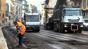 Milan (Italy), 20/04/2020.- A road construction worker in a road surface rebuilding site at Piazza San Babila, Milan, Italy, 20 April 2020. Construction sites reopened after the lockdown decided to prevent the spread of the SARS-CoV-2 coronavirus which causes the COVID-19 disease. (Abierto, Italia) EFE/EPA/Paolo Salmoirago