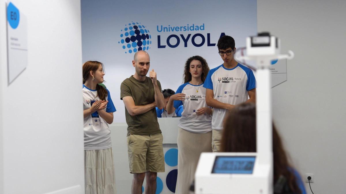 Estudiantes de Ingeniería de Loyola, IQS, Deusto y Comillas construyen una silla autónoma para facilitar los traslados en centros hospitalarios