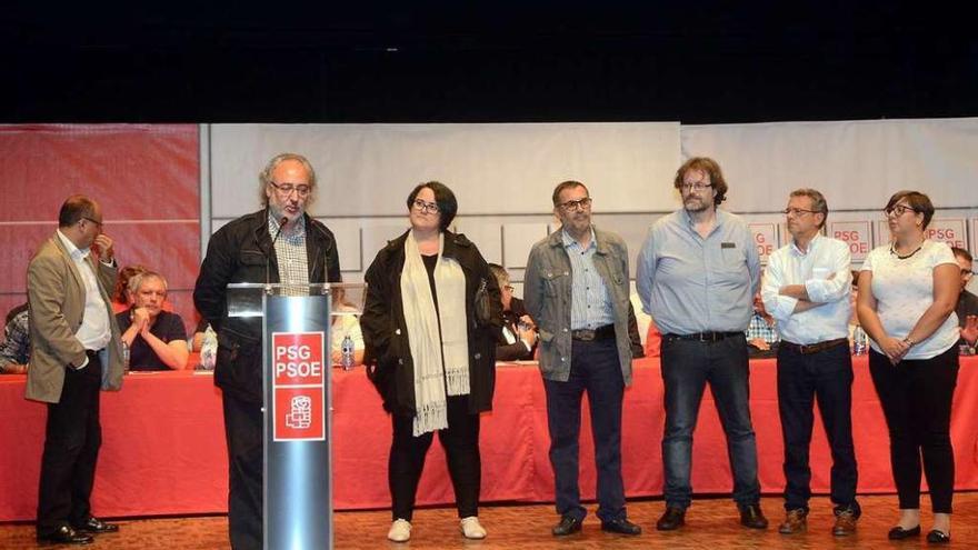 Meijón se dirige al comité flanqueado por seis de los candidatos al Congreso y al Senado. // R. Vázq uez