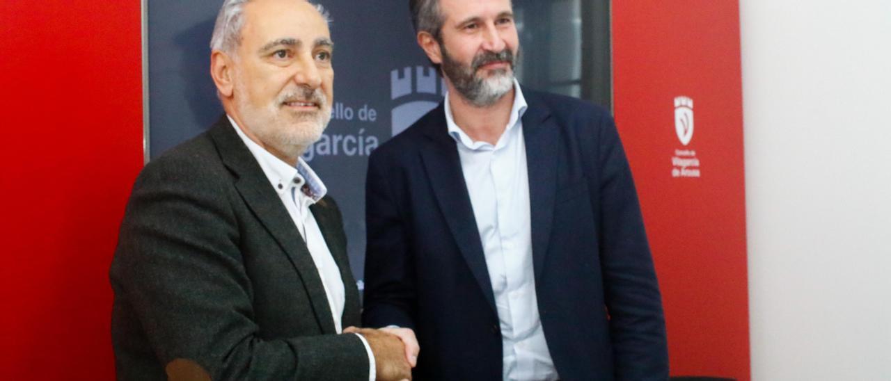 El presidente del Puerto, José Manuel Cores Tourís, y el alcalde de Vilagarcía, Alberto Varela, ayer, tras la firma ante notario.