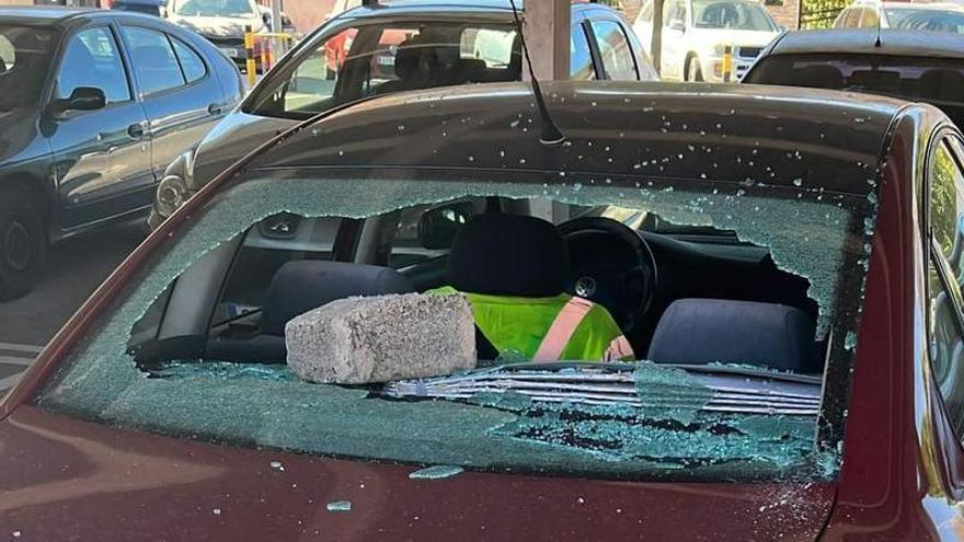 Uno de los coches con la ventana fracturada, estacionado en un aparcamiento situado junto al parque de la Rosa.