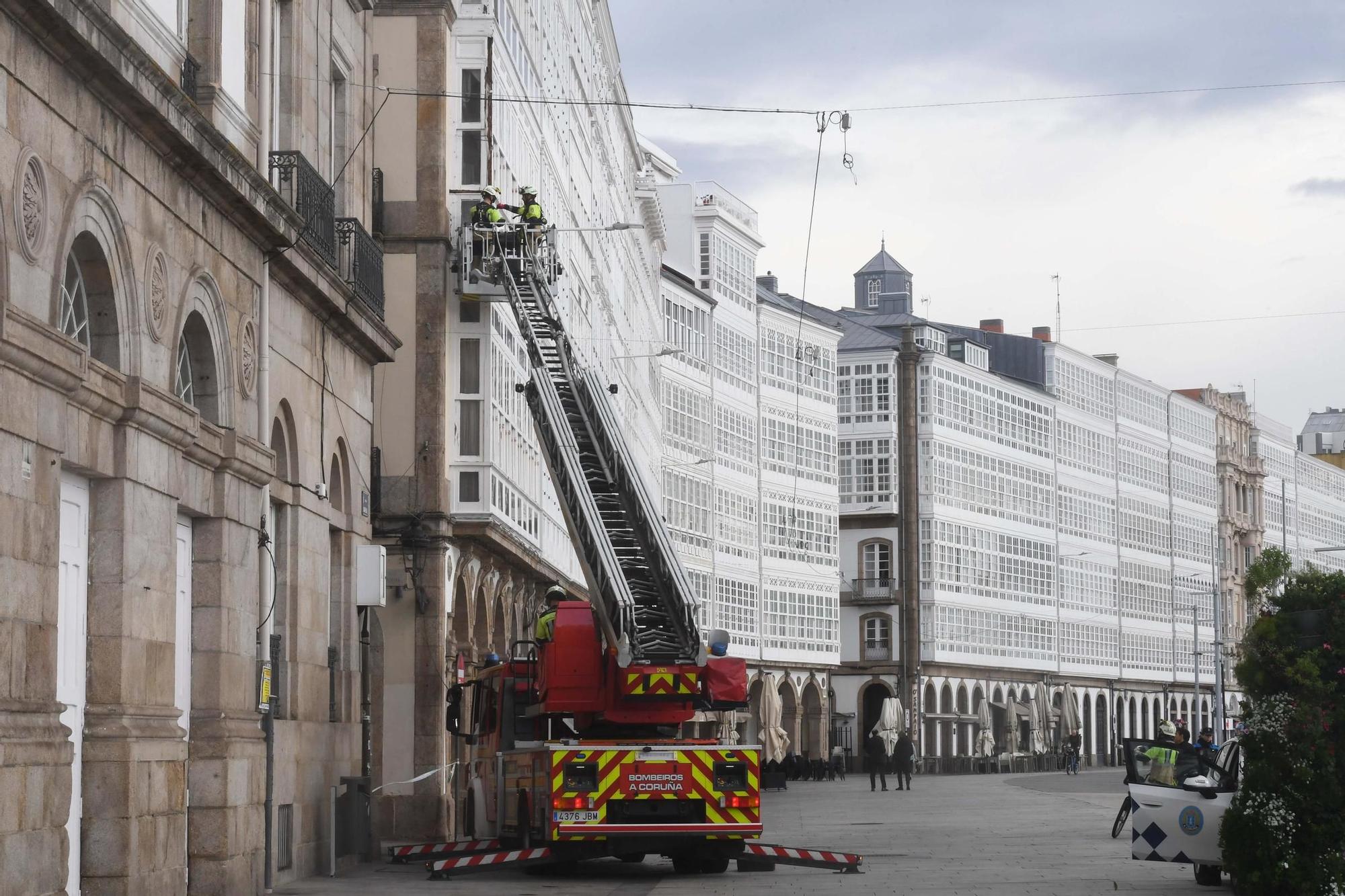 Un desprendimiento en un edificio de la Marina obliga a intervenir a los bomberos y al 092