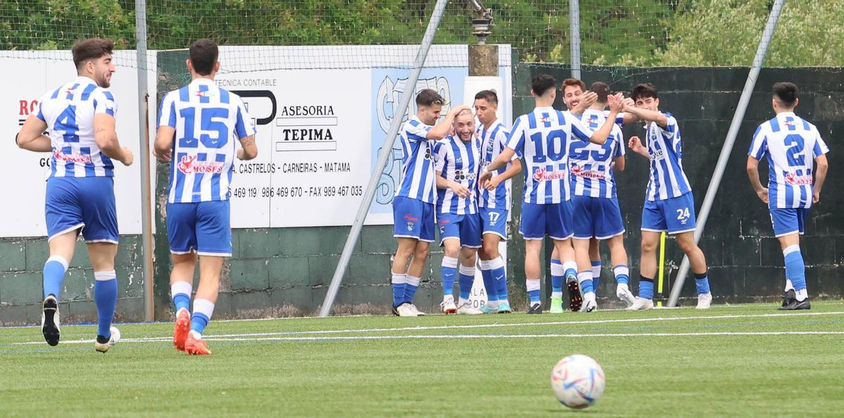 Los jugadores del Valladares celebran uno de los goles.