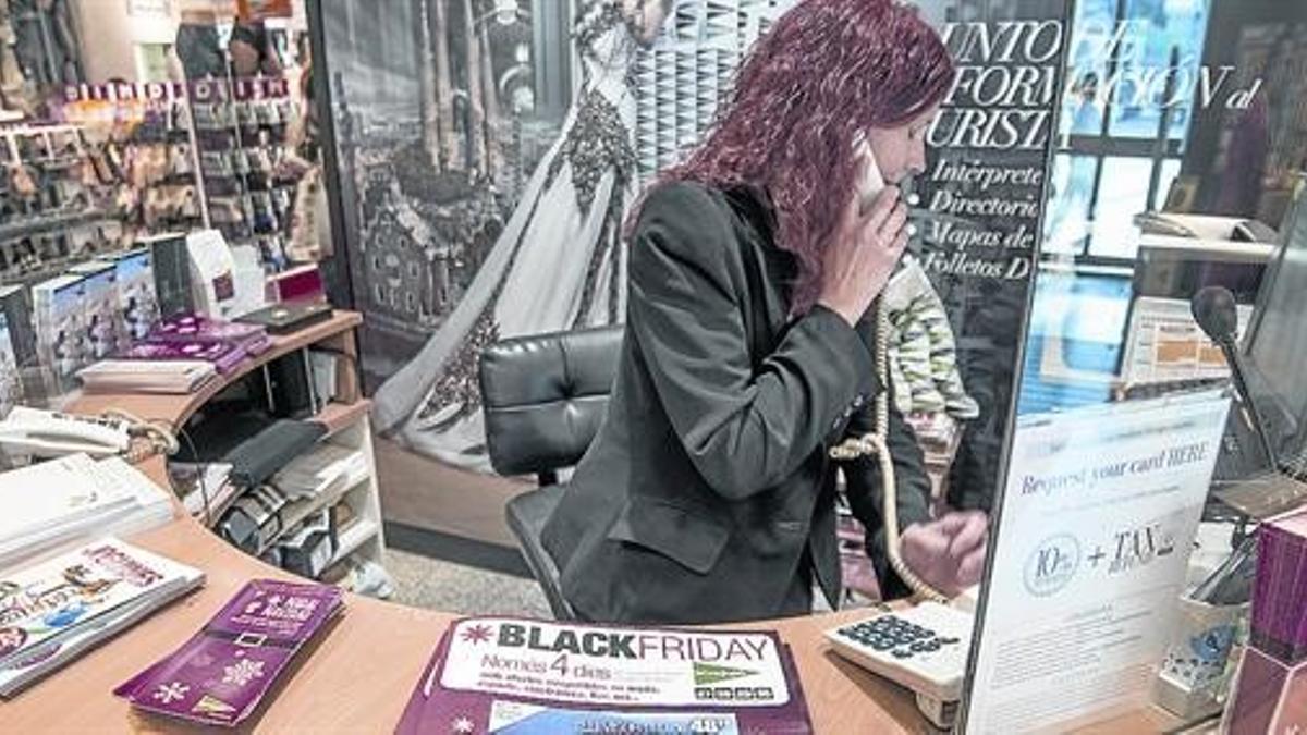 Caja 8Una empleada de El Corte Inglés en Barcelona durante el 'black friday' celebrado en noviembre pasado.