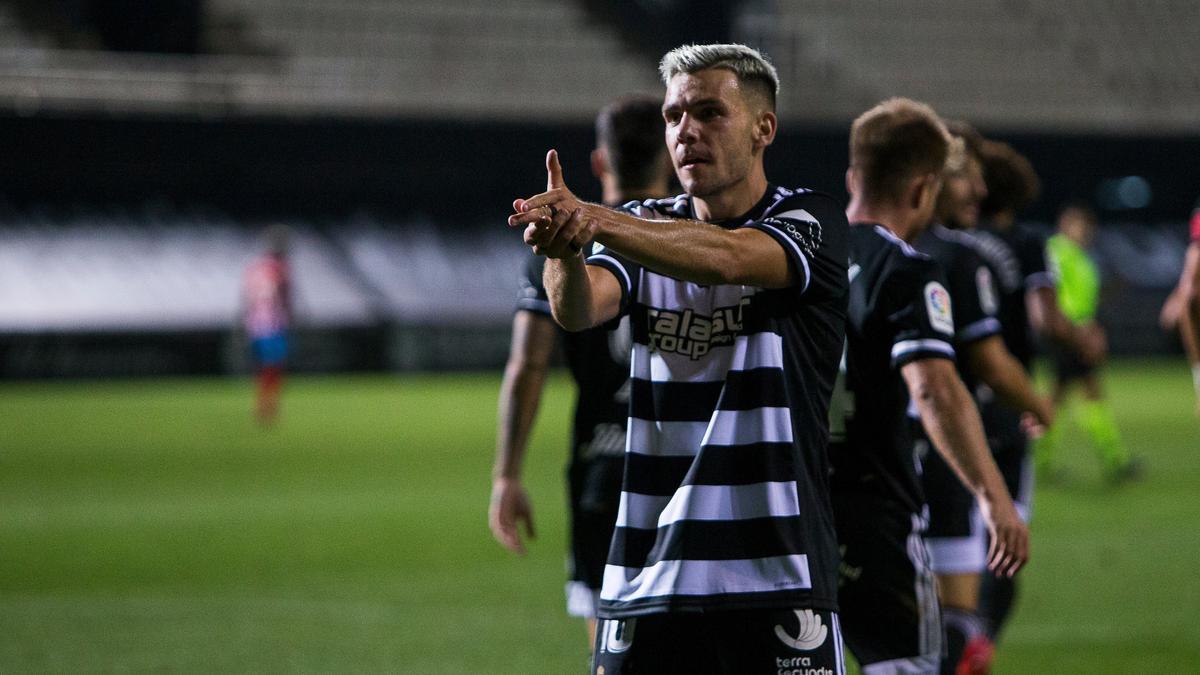 Gallar celebra un gol en un partido con el Cartagena.