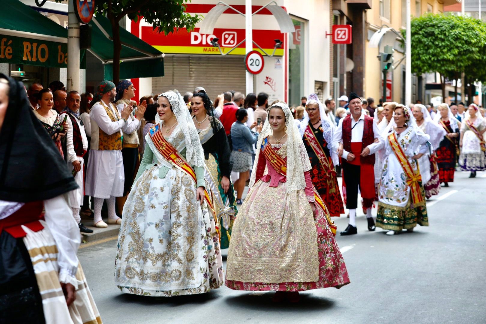 Carmen y Nerea descubren la "tronaera" y el Bando más divertido en Murcia