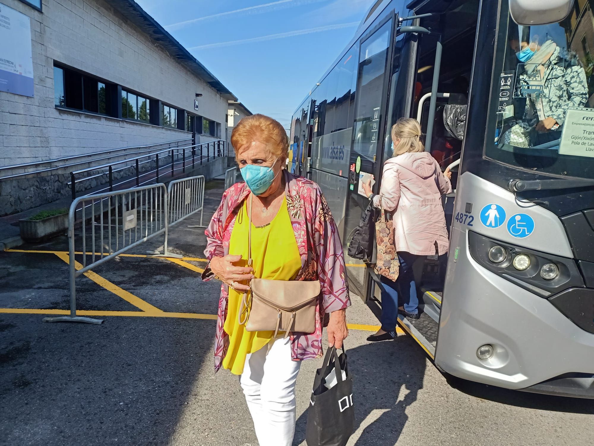 Primer día del transbordo por carretera  por el corte de la vía Gijón-Laviana