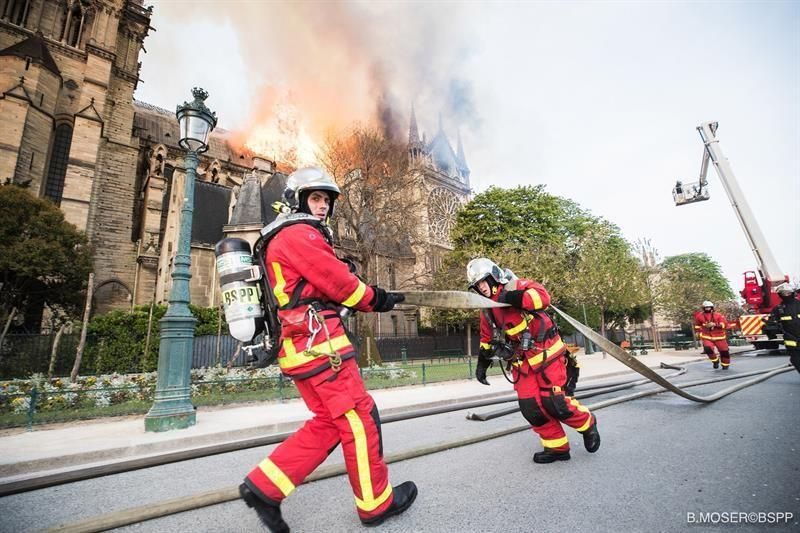 Incendio en la Catedral de Nôtre Dame