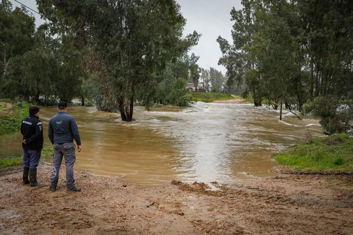 El puente de acceso a las casas de Rincón de Caya queda sumergido tras las fuertes lluvias.