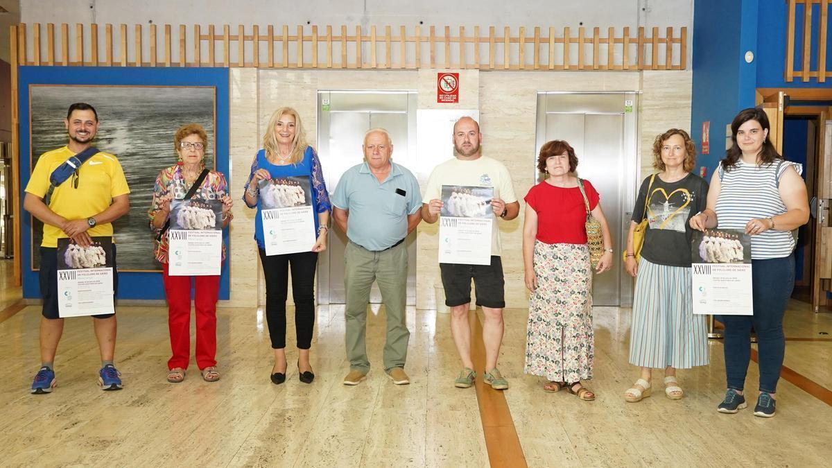 La edil de Cultura, Aurora Cienfuegos, tercera por la izquierda, con los representantes de las agrupaciones participantes.