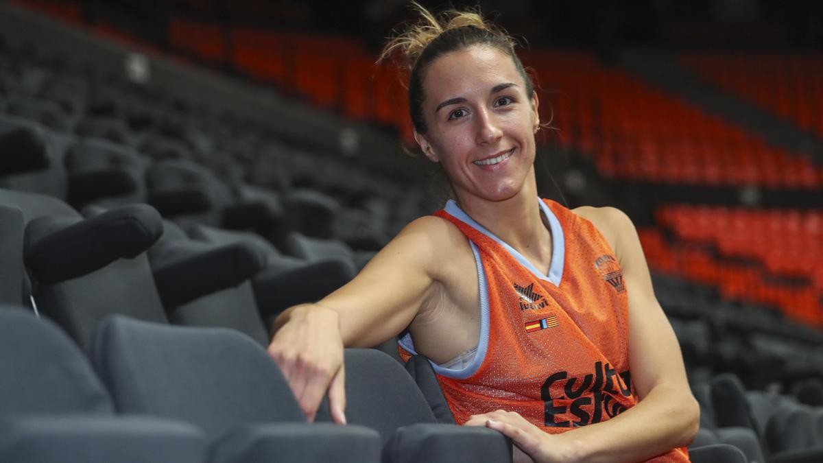 Queralt Casas posa para la entrevista de SUPER, realizada en La Fonteta