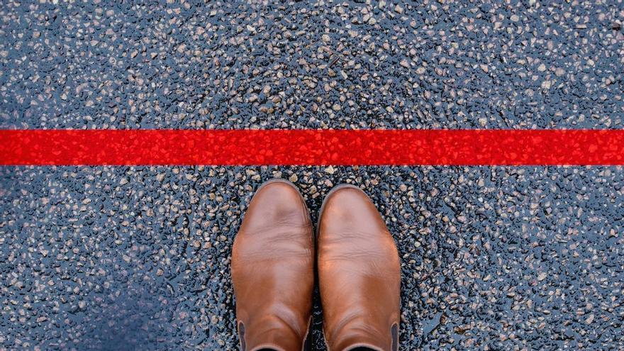 Novedad en la DGT: las nuevas líneas rojas que mejorarán la seguridad en la carretera