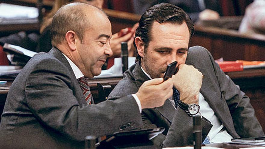 José Ramón Bauzá y Antonio Gómez, ayer durante el pleno del Parlament.