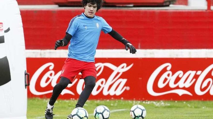 El juvenil Javi Izquierdo, en la sesión de trabajo de ayer.