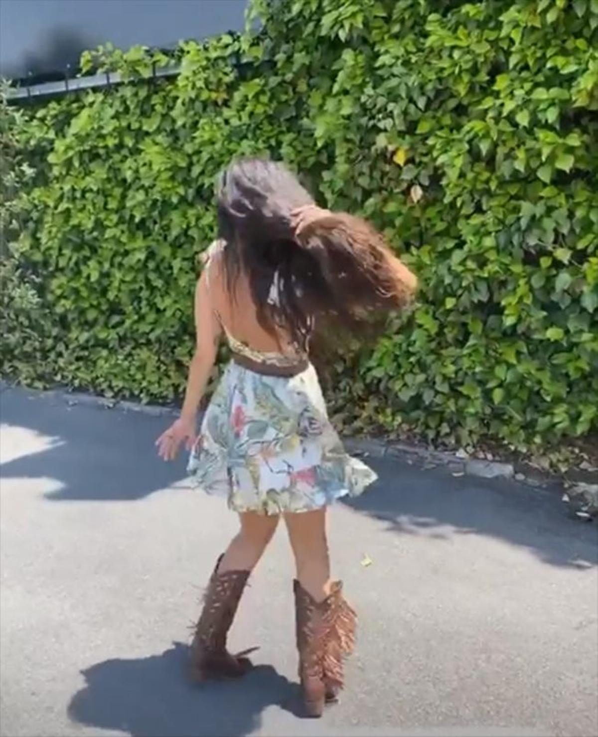 Cristina Pedroche bailando con vestido tropical y botas cowboy