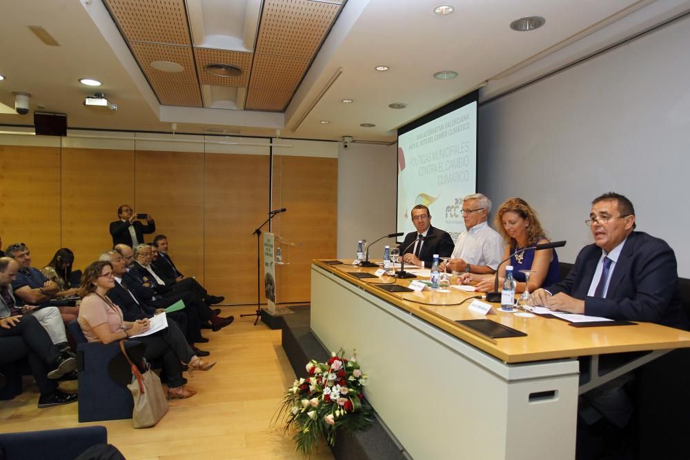 La presentación y moderación del debate corrió a cargo del director de Levante-EMV, Julio Monreal.