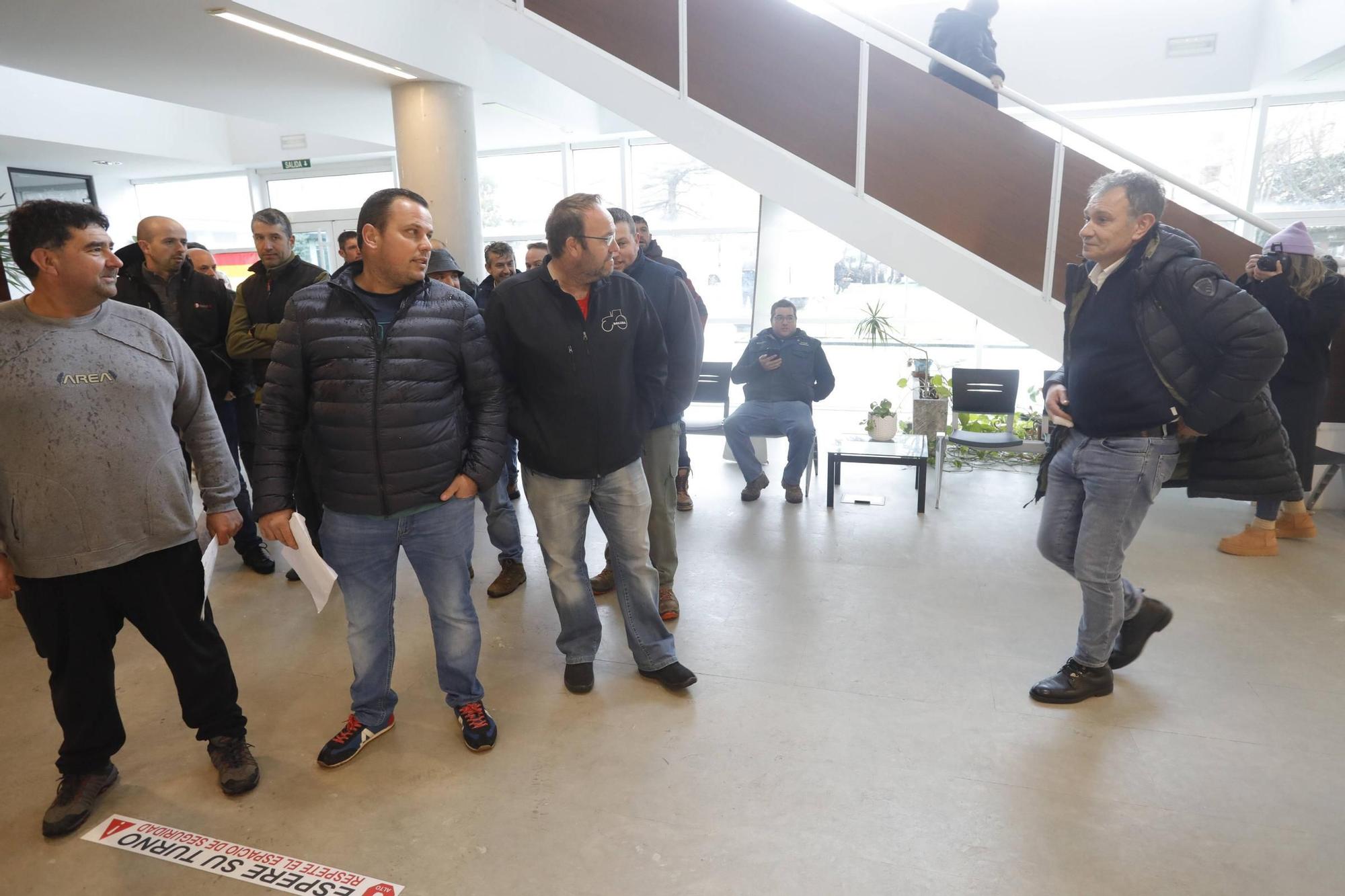 EN IMÁGENES: Los ganaderos toman con sus tractores la villa de Luanco