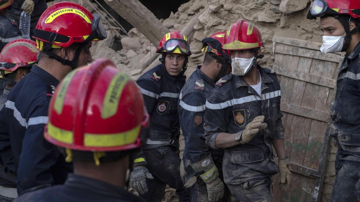 Efectius dels serveis d'emergències treballen en rescats a la zona del Marroc afectada pel terratremol