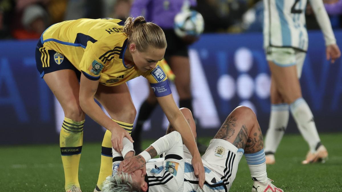 La sueca Madgadela Eriksson consuela a la argentina Yamila Rordríguez tras la eliminación de la albiceleste.