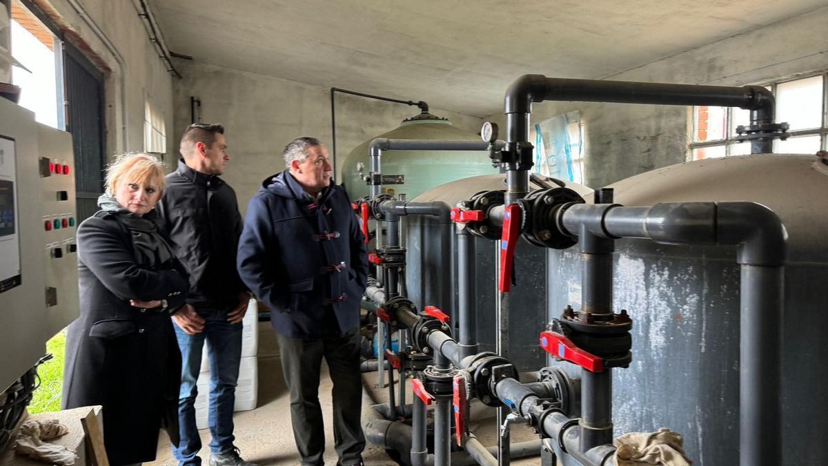 Visita del presidente de la Diputación, Javier Faúndez, a la depuradora con el alcalde y Leticia García