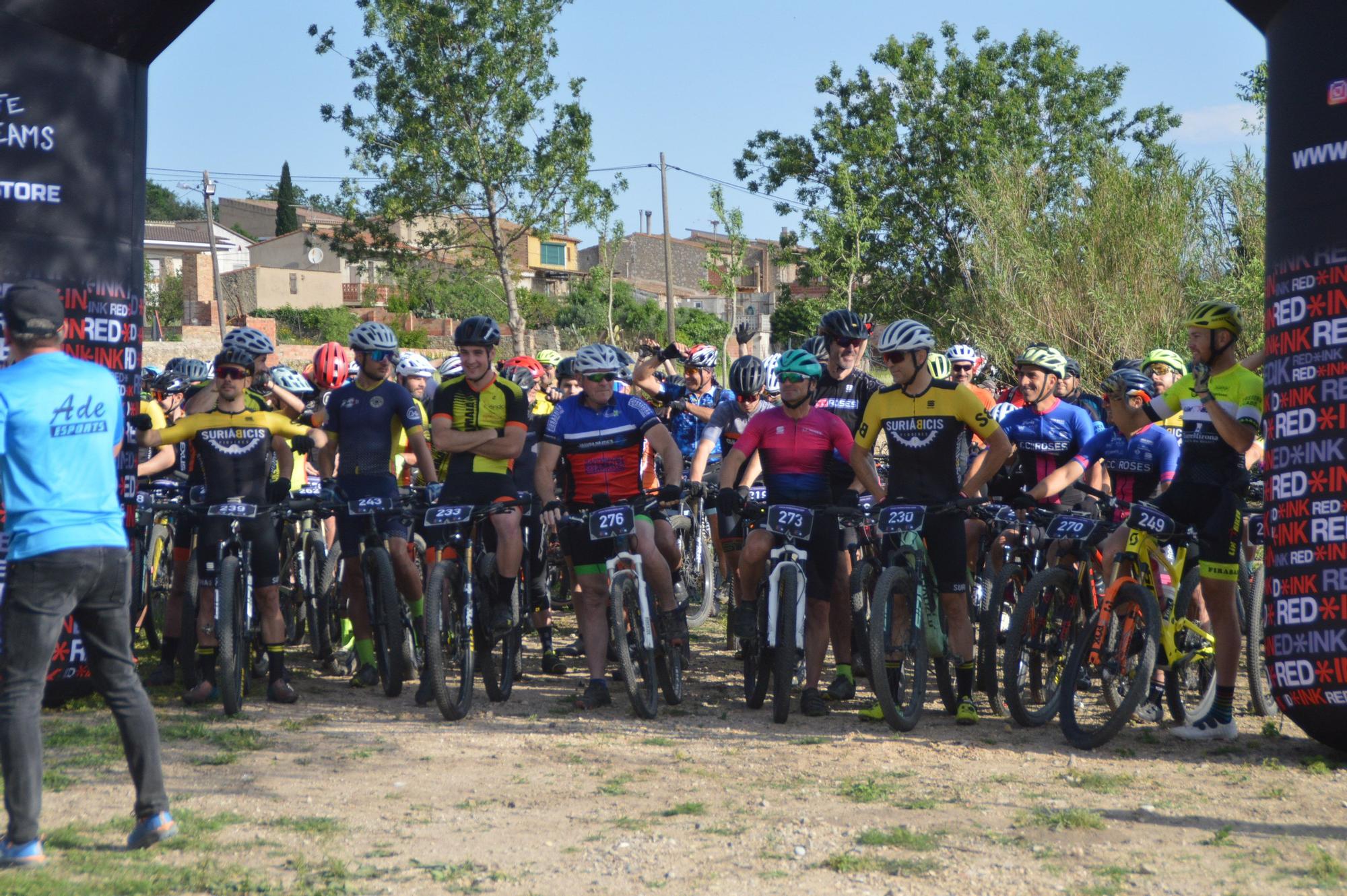 Dos-cents ciclistes estrenen a Llers l'Embruixada de BTT