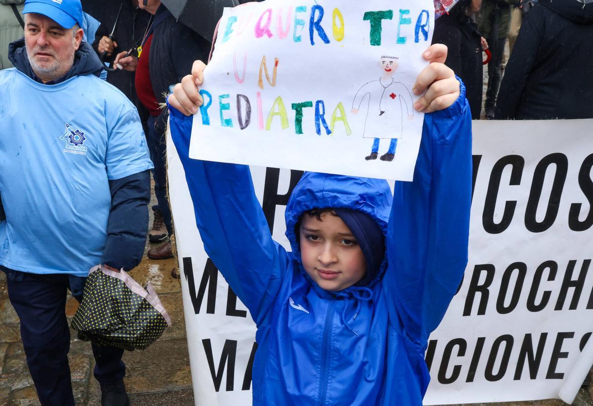 Un niño sujeta una pancarta con el lema: «Eu quero ter un pediatra»