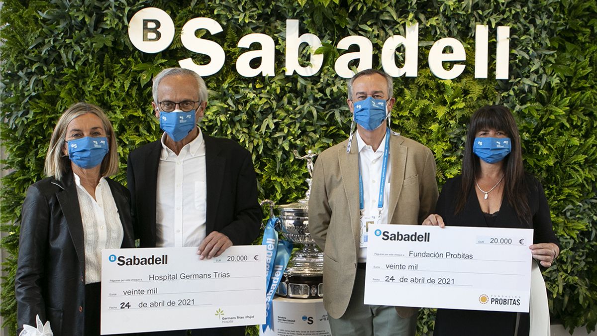 César González-Bueno con la Dra. Marta Segú y Nuria Martín (Fundación  Probitas) y el Dr. Bonaventura Clotet (Hospital Germans Trias i Pujol)