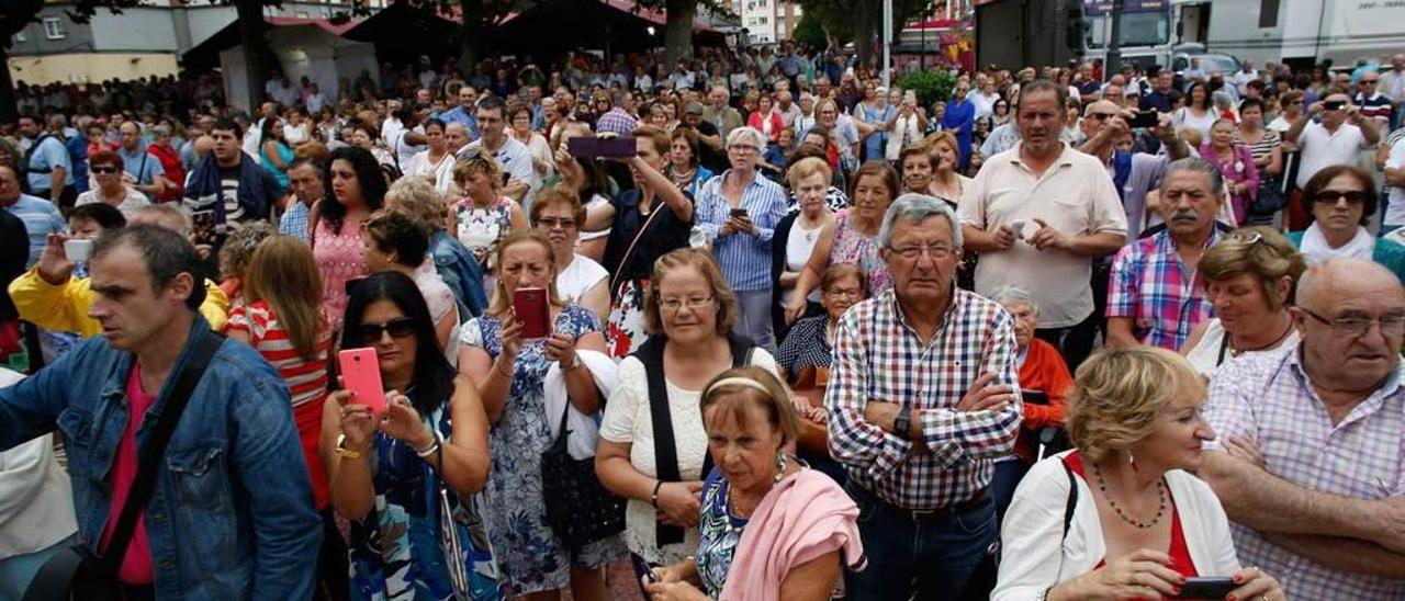 Numerosos vecinos en la calle, en la última edición de las fiestas de Versalles.