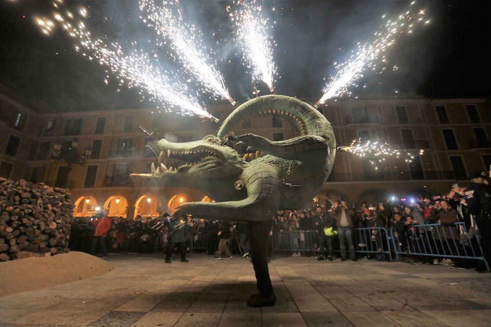 Sant Sebastià 2018: el Drac de na Coca enciende los 'foguerons'