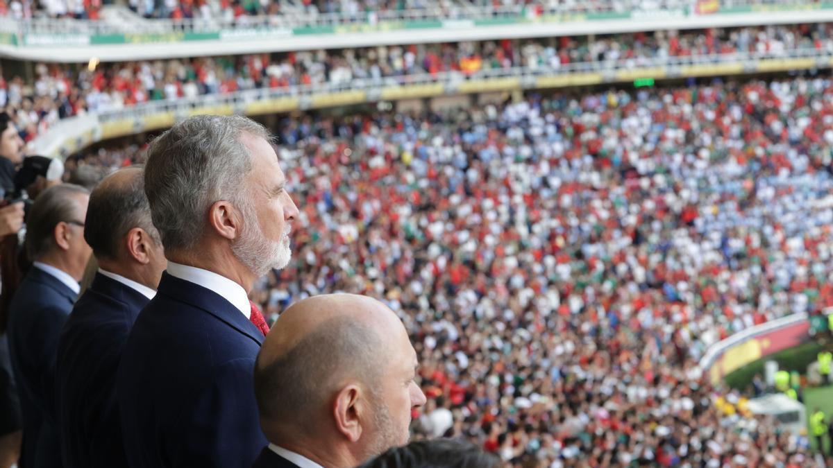 El Rei Felip VI anima la selecció espanyola, durant el partit entre Espanya i Uruguai del Mundial de futbol 2026.