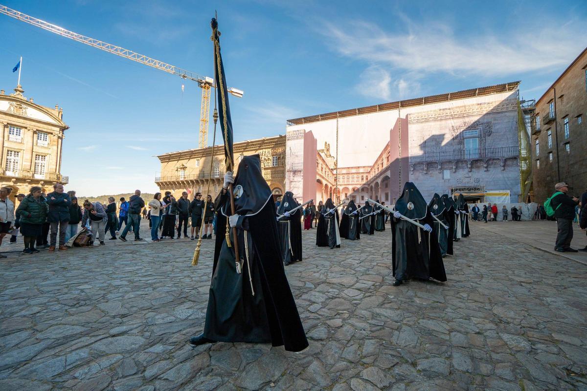 Santiago vive la Pascua con la procesión del Cristo Resucitado y el encuentro en la Quintana Santiago vive la Pascua con la procesión del Cristo Resucitado y el encuentro en la Quintana