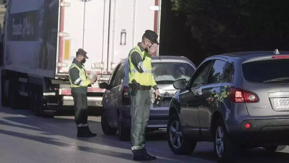 Guardia Civil parando a varios vehículos