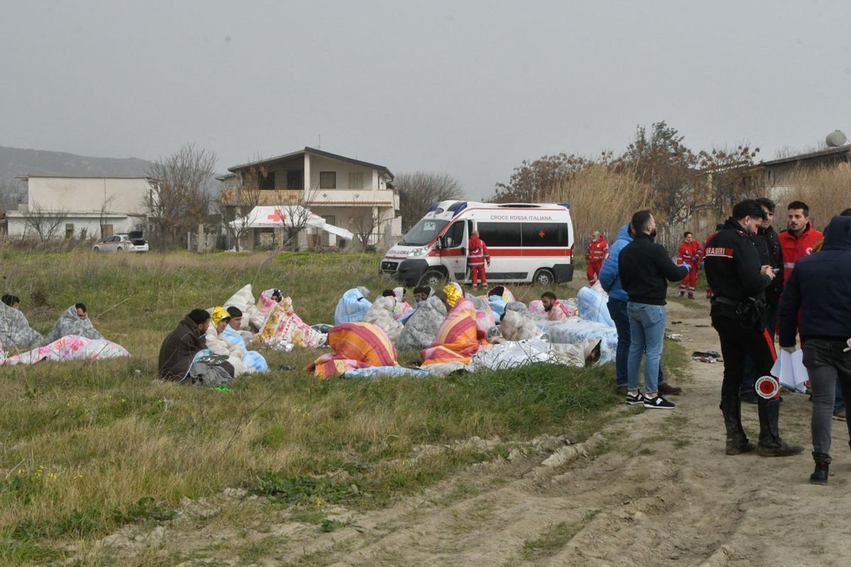 Al menos 40 personas han muerto, entre ellos varios niños, al naufragar una barca con 250 migrantes a bordo cerca de la costa de la región italiana de Calabria, en el sur del país. Decenas de cuerpos han sido encontrados en las playas de Steccato di Cutro, un balneario en la provincia de Crotone, y otros más han sido vistos en el mar.