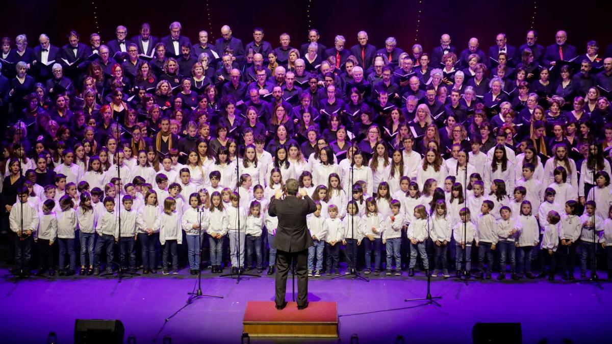 Singen geht in jedem Alter: verschiedene Chöre der Balearen-Universität beim Weihnachtskonzert.   | FOTO: GUILLEM BOSCH