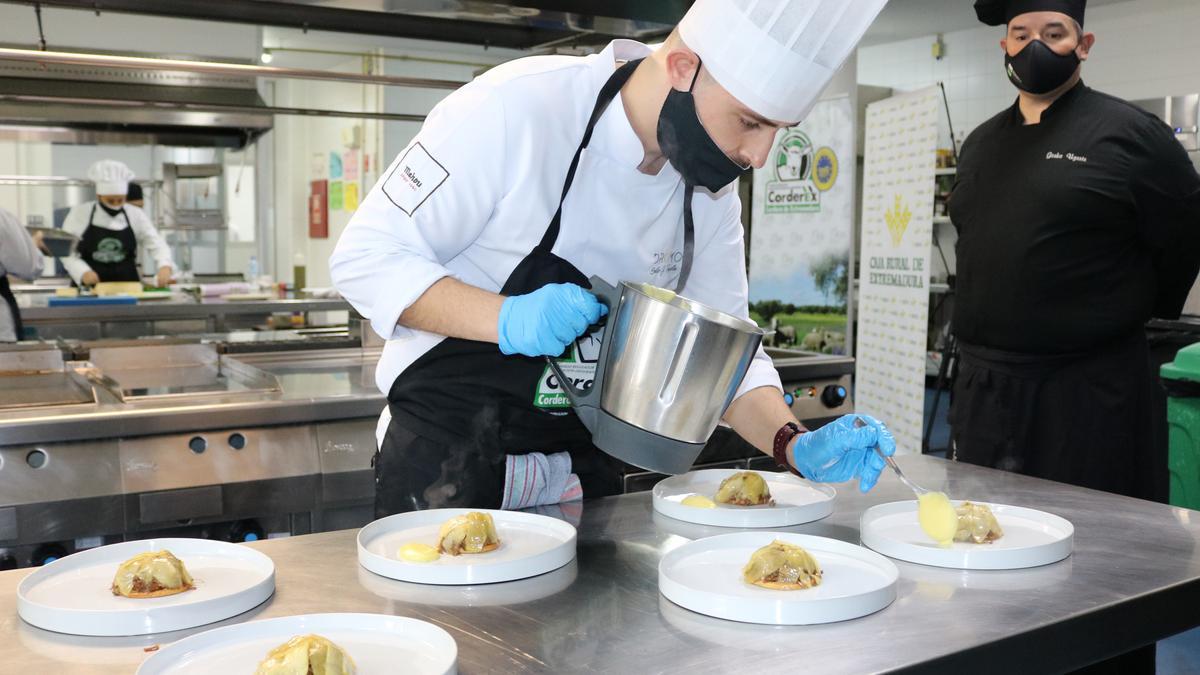 El chef Emilio Nogales, ganador de la pasada edición, durante la elaboración de su plato con cordero Corderex.