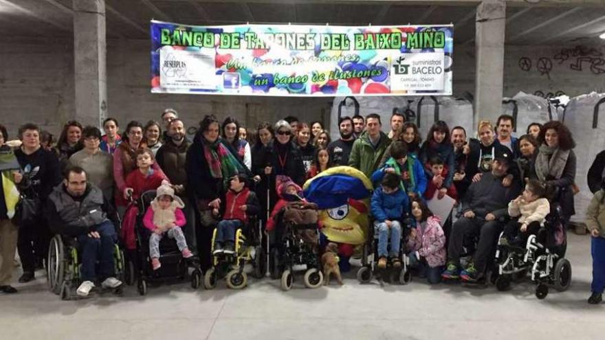 Los niños beneficiados en la campaña, Jorge, con familiares y voluntarios. // B.T. / J.V.