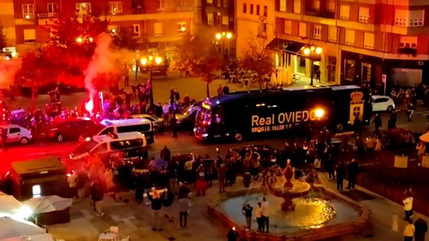 Cientos de aficionados animan al Oviedo antes del derbi con un impresionante bengaleo