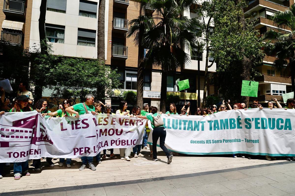 Cerca de 500 personas marchan en Torrent para defender la educación pública