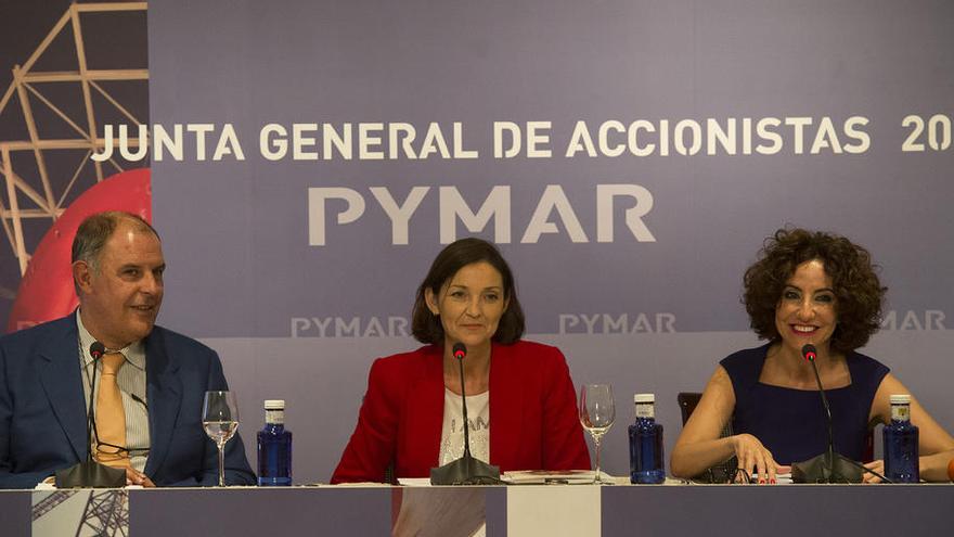 De izquierda a derecha, el presidente de Pymar y de Astilleros Gondán, Álvaro Platero, la ministra Reyes Maroto y la CEO de Pymar, Almudena López del Pozo. // David Mudarra