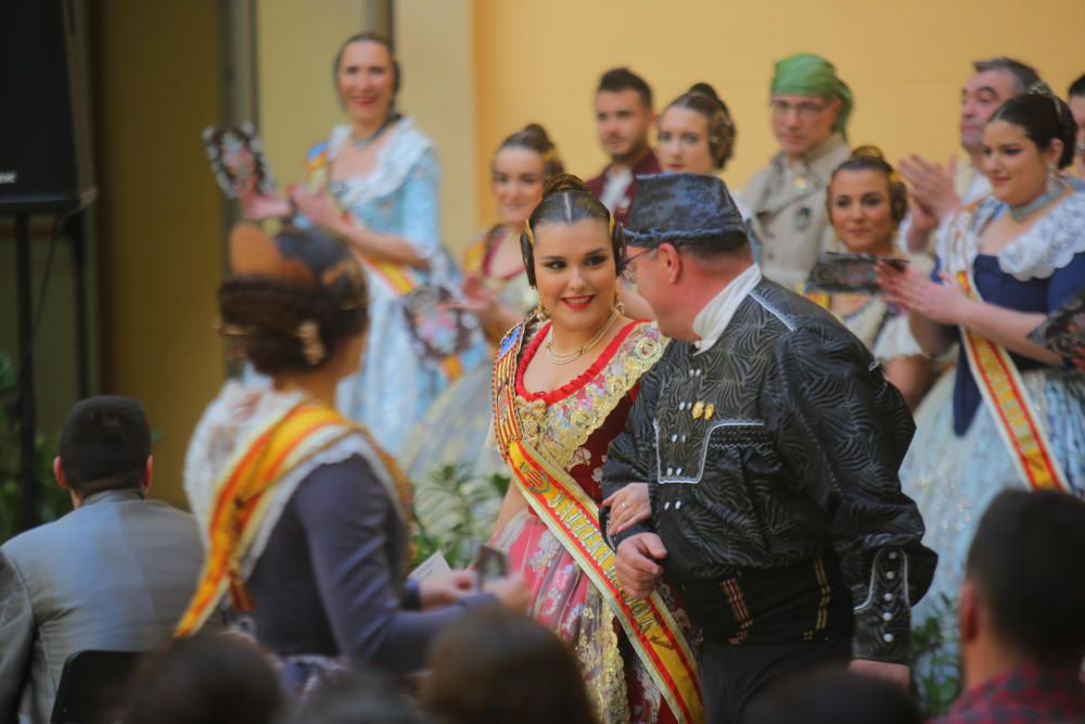 Intercambio de fotos con la fallera mayor e imposición de bunyols d'or