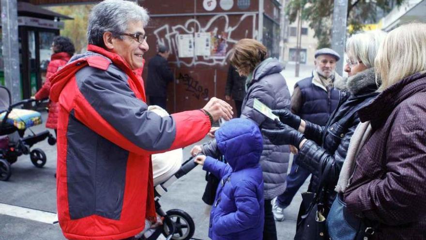 Miguel Rojo, presidente de ARZA, reparte algunos folletos.