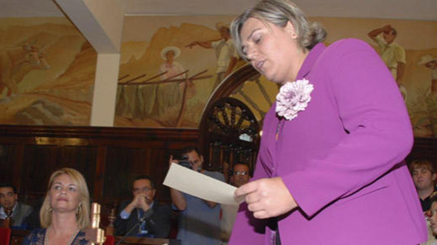La alcaldesa de Los Llanos de Aridane, Noelia García (PP), cuando tomó posesión tras pactar con el PSOE. i LP/DLP