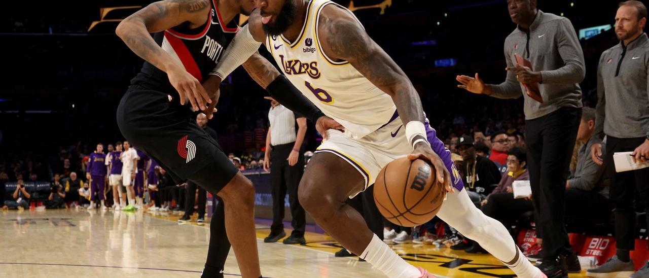 LeBron James conduce el balón en el partido frente a Portland.