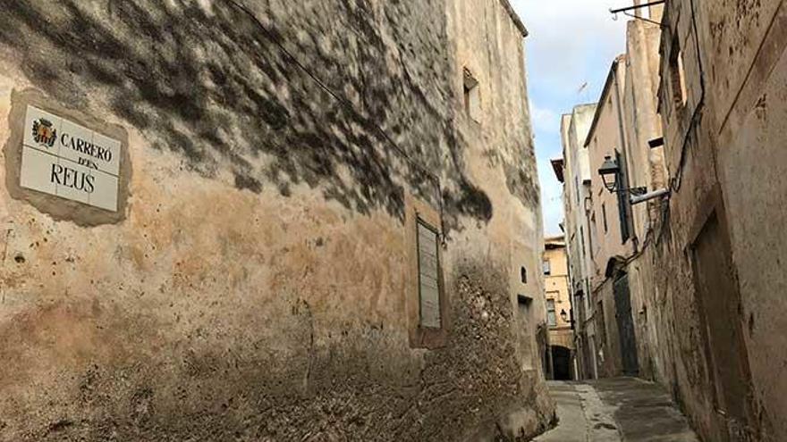 El Carreró d´en Reus, que da al Ajuntament, es una de las vías que será objeto de acondicionamiento.