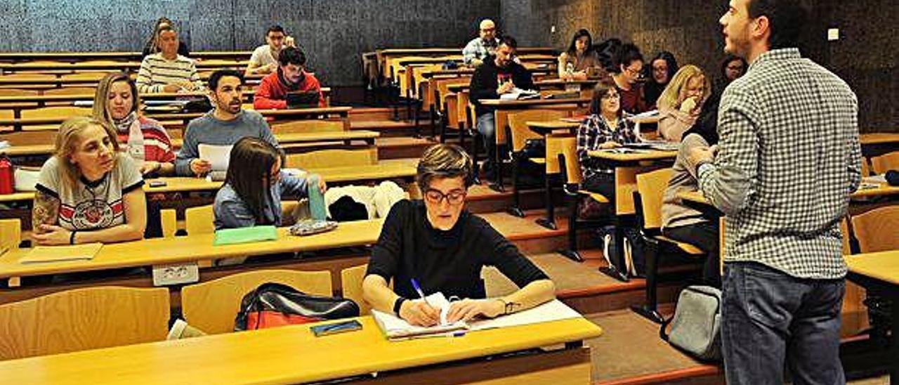 El profesor de Periodismo Félix Arias imparte una clase en horario de tarde en el campus de Elche.