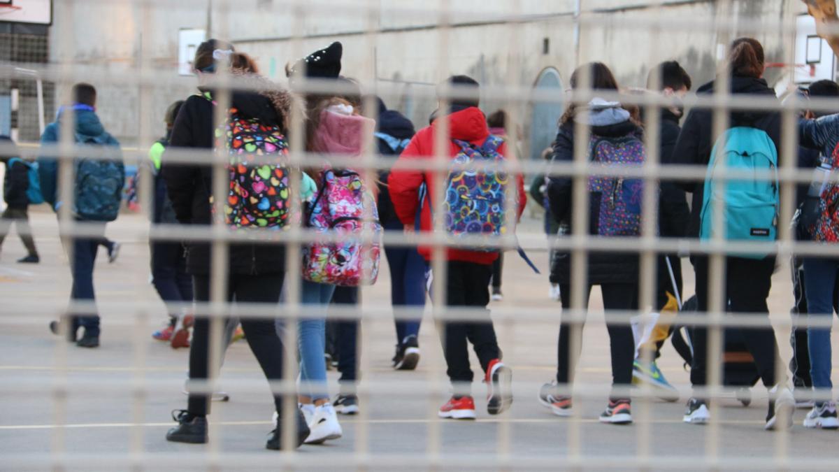 Diversos nens i nenes entrant a l&#039;escola Sant Pau de Figueres l&#039;11 de gener