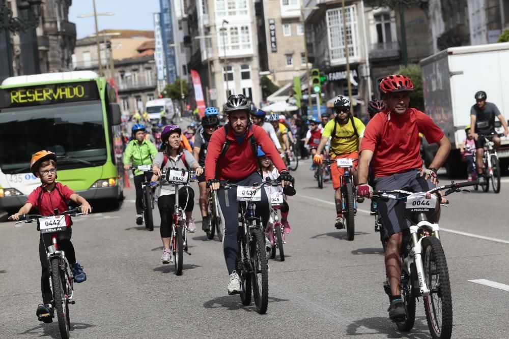 Centenares de vigueses de todas las edades participaron ayer en la marcha ciclista A Pedaliña que recorrió el centro de la ciudad para conmemorar el Día Mundial del Medio Ambiente y a favor de Unicef