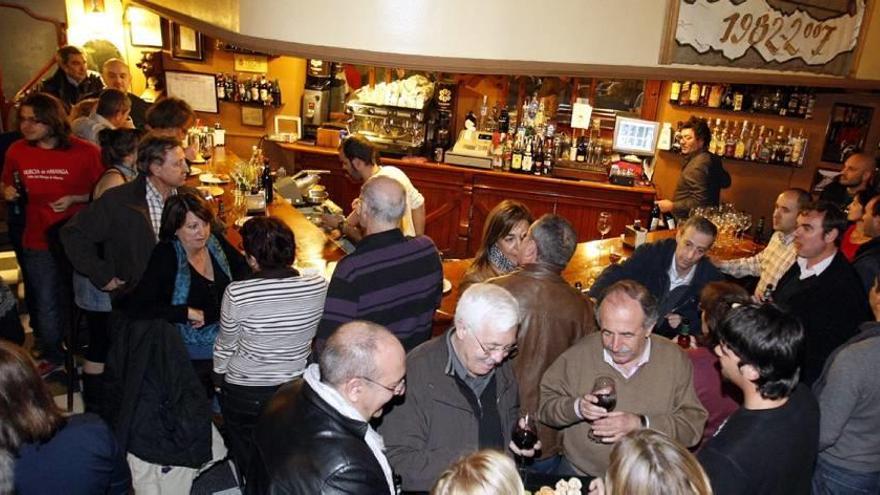 El interior del Café Zalacaín, durante la fiesta del treinta aniversario.