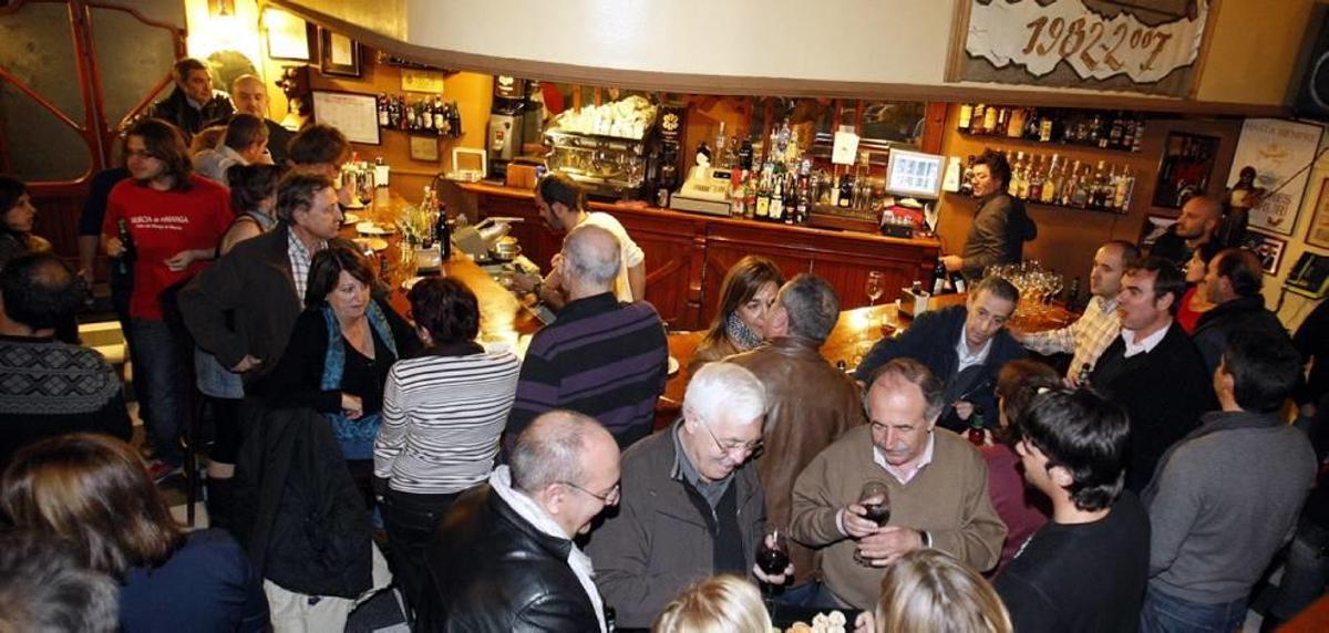 El interior del Café Zalacaín, durante la fiesta del treinta aniversario.